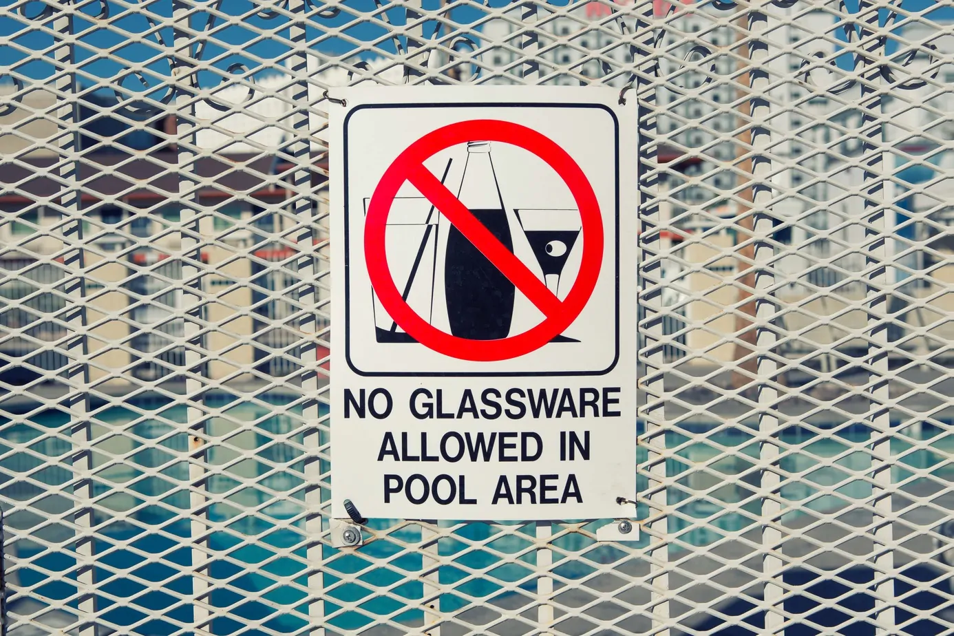 Sign that says No Glassware allowed in the pool area.